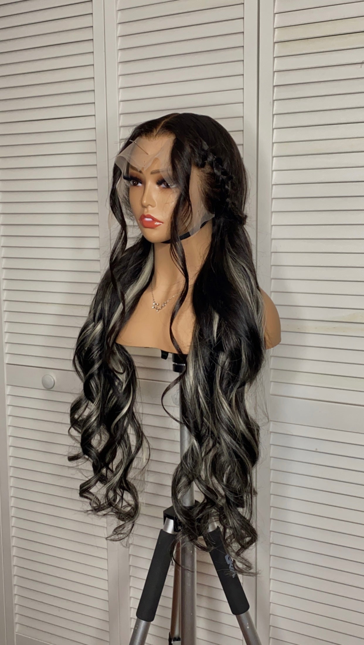 28” Frontal Wig with Peekaboo Highlights